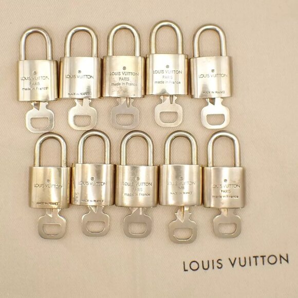 LOUIS VUITTON LV 10 SET PADLOCK CADENA KEY BAG CHARM GOLD PLATED FRANCE 37YE672